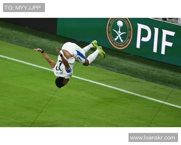 沙特联赛精彩瞬间利雅得新月队员射门技艺展现绝佳状态